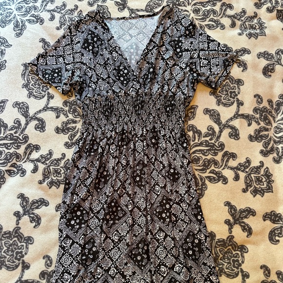 Elegant Black and White Patterned Dress - Picture 1 of 3